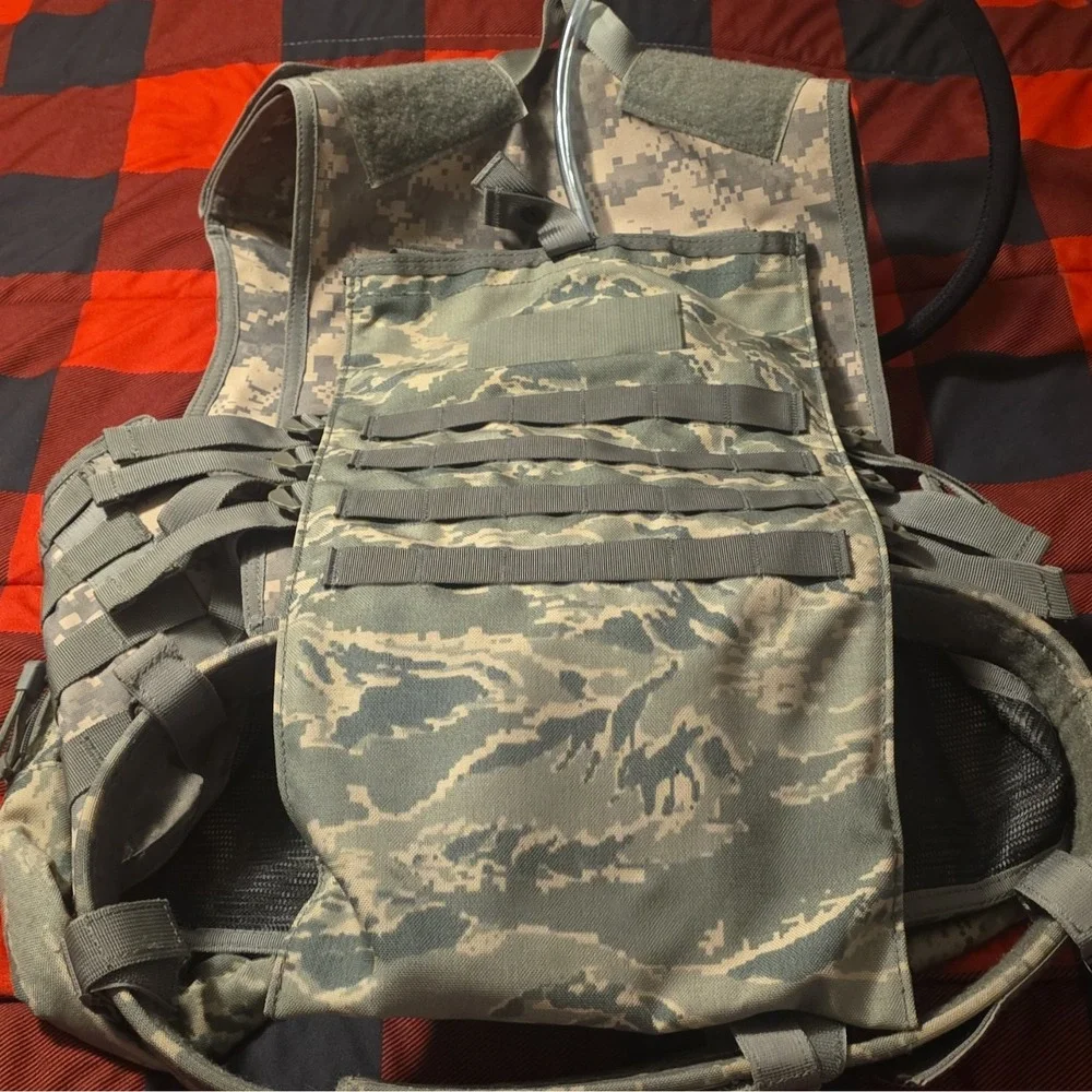CamelBak BlackHawk Hydration Pack 2L Reservoir MOLLE Camo Adjustable Straps